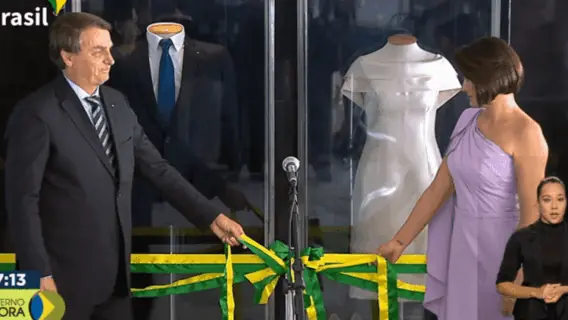 Bolsonaro e Michelle inauguram exposição com trajes usados na posse