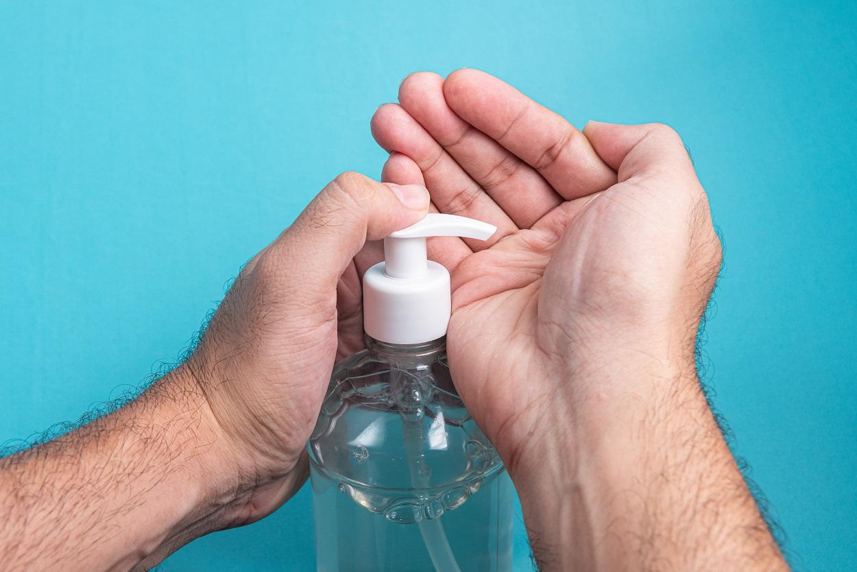 Uso de álcool em gel resseca mãos