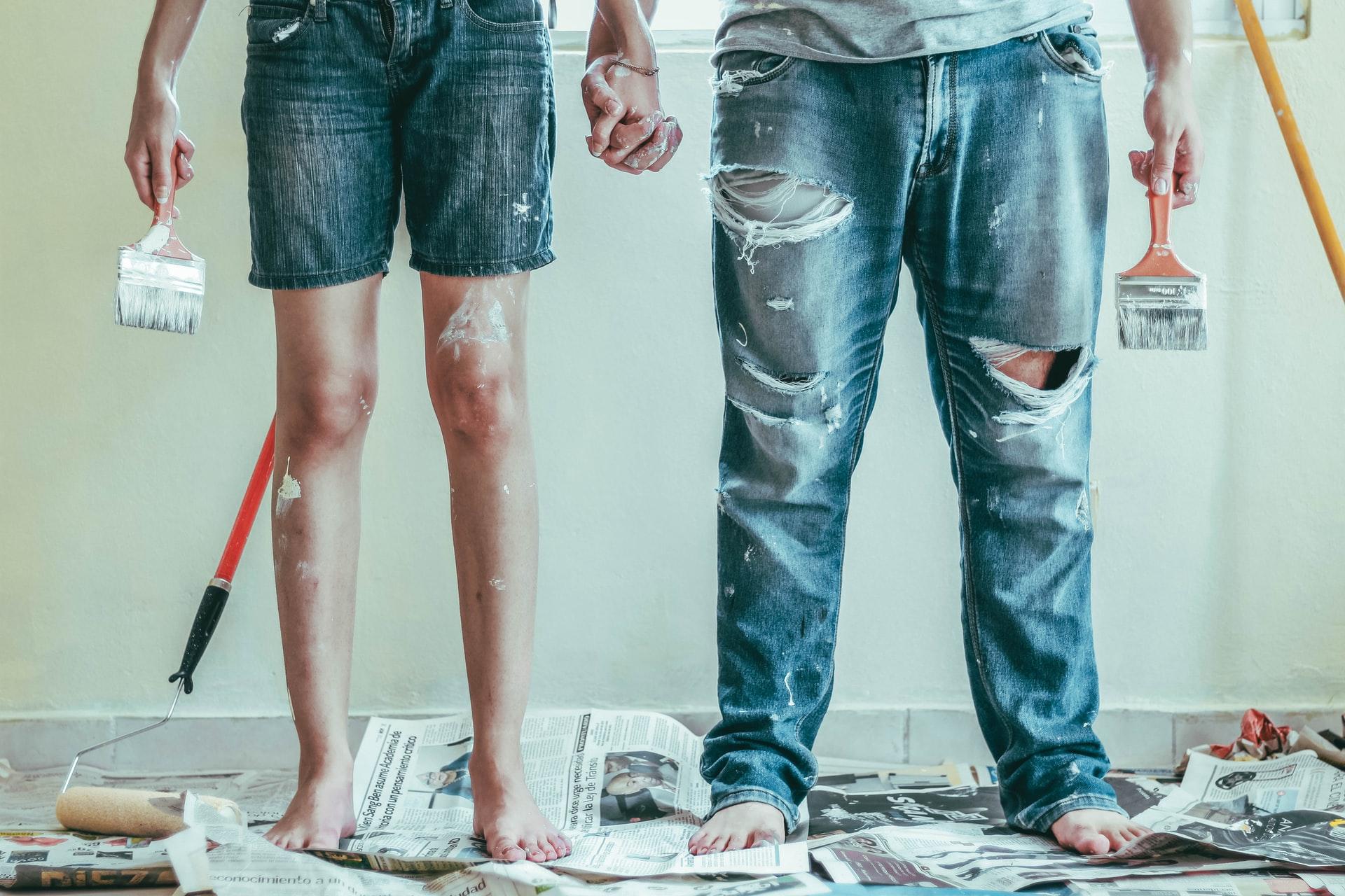 Casal pintando a casa