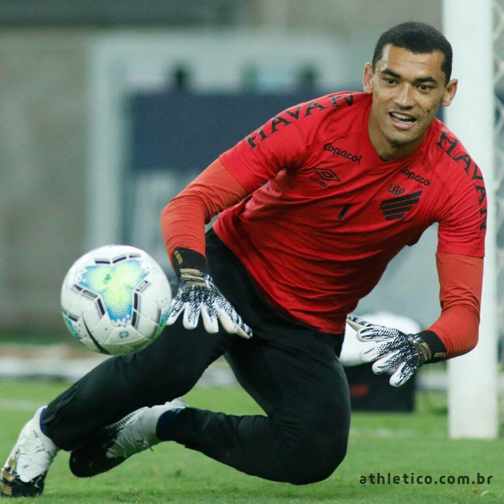 Imagem mostra goleiro do Athletico-PR, Santos.