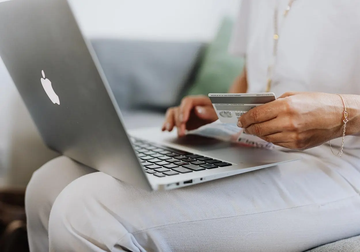 Sites de moda: 10 opções para comprar online de forma segura