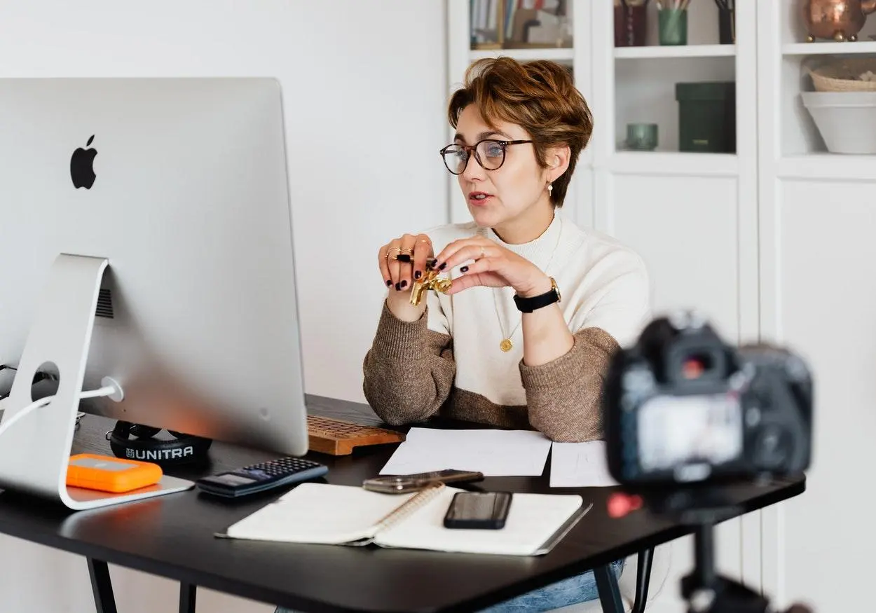 Como superar a timidez nas redes sociais e gravar vídeos incríveis