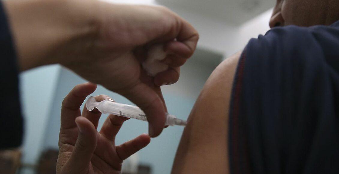 Anvisa: pessoa recebendo vacina
