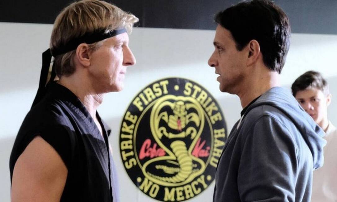 Imagem mostra atores de Cobra Kai
