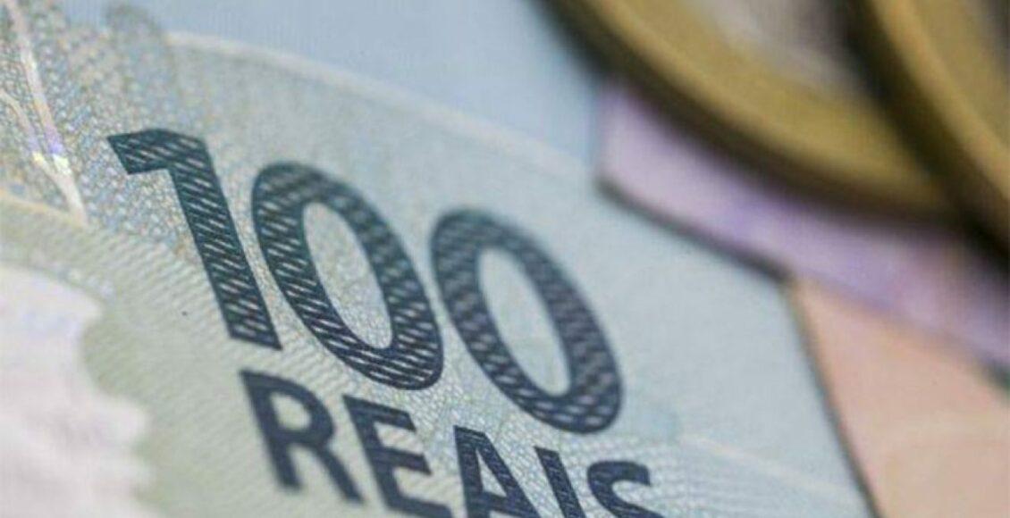 Foto aproximada mostra nota de 100 reais.