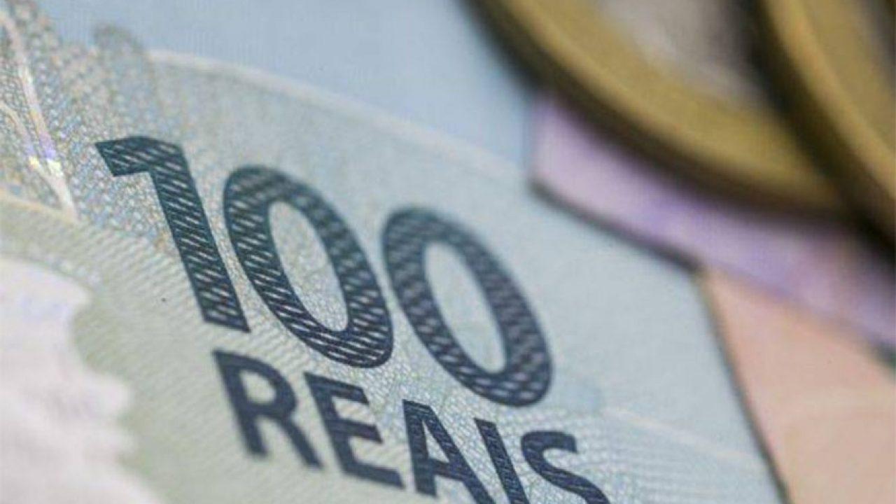 Foto aproximada mostra nota de 100 reais.
