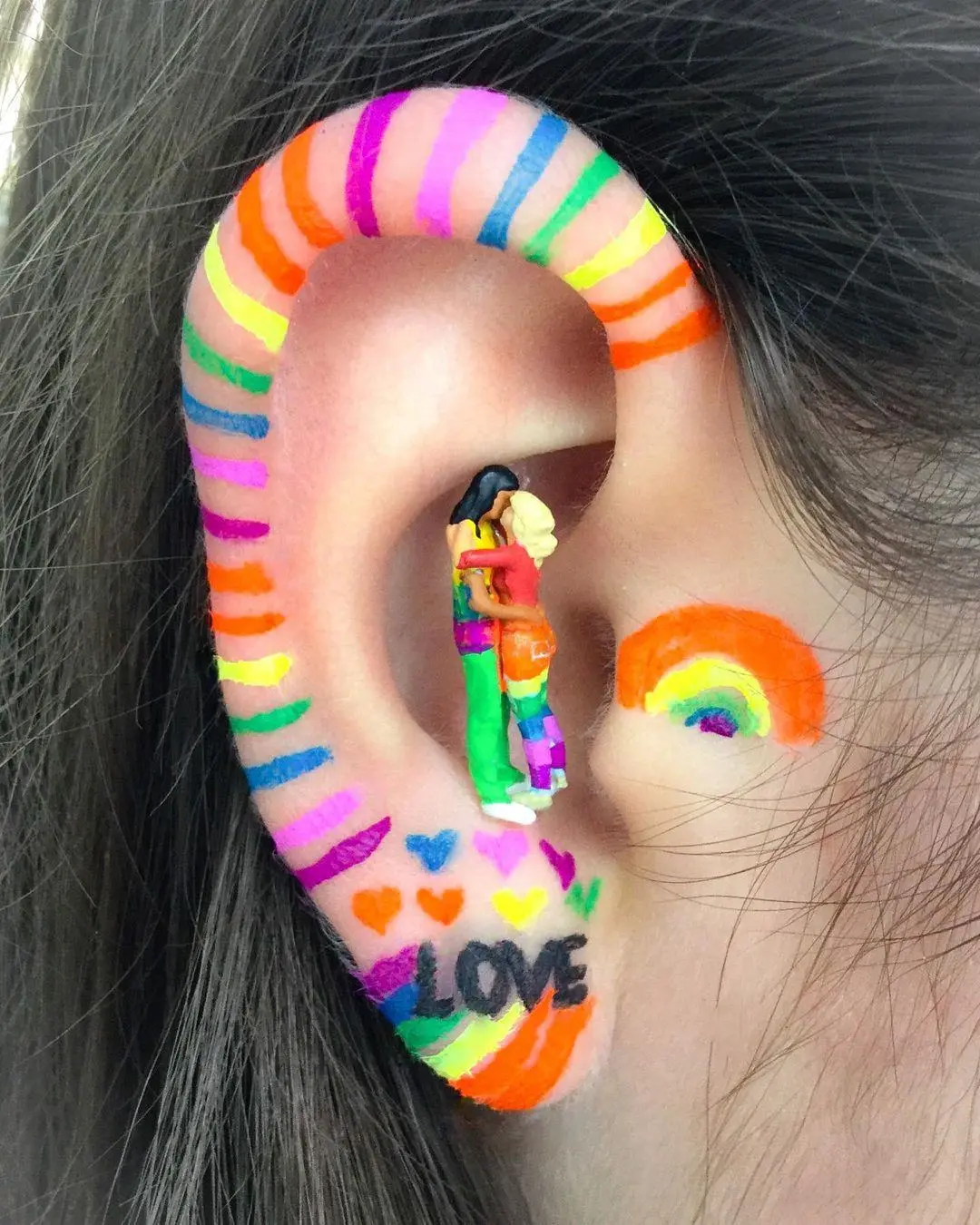 Imagem mostra maquiagem na orelha