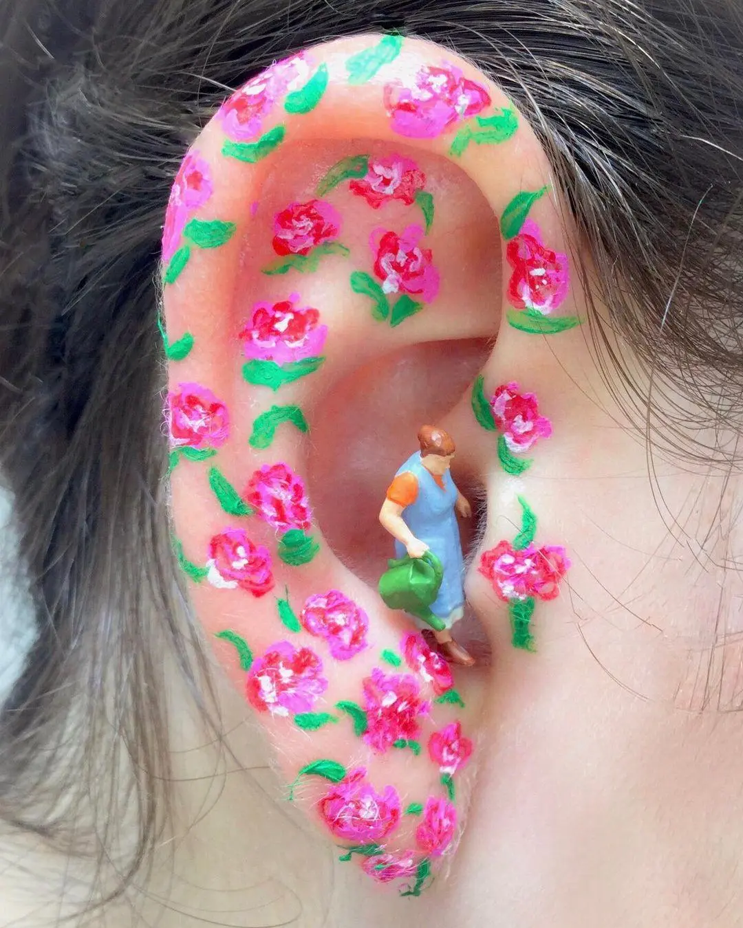 Imagem mostra maquiagem na orelha