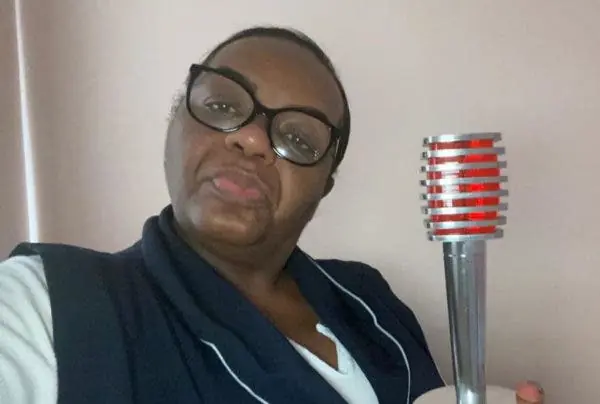 Imagem da enfermeira Mônica Calazans, primeira pessoa a ser vacinada no Brasil