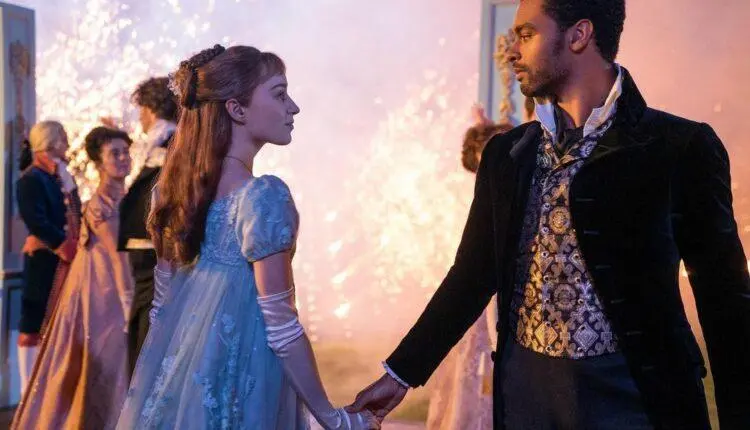 Na imagem Phoebe Dynevor e Regé-Jean Page em Bridgerton