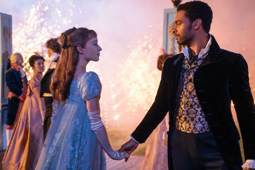 Na imagem Phoebe Dynevor e Regé-Jean Page em Bridgerton