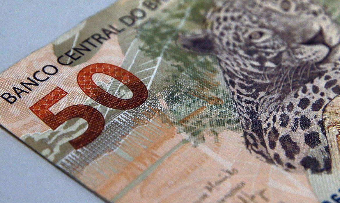 Foto aproximada mostra foto de nota de 50 reais.