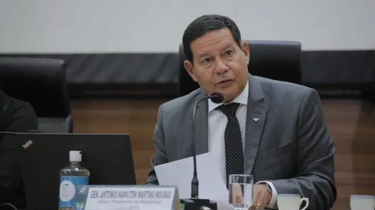 Mourão afirma que vai tomar a vacina da Covid-19 e defende o imunizante