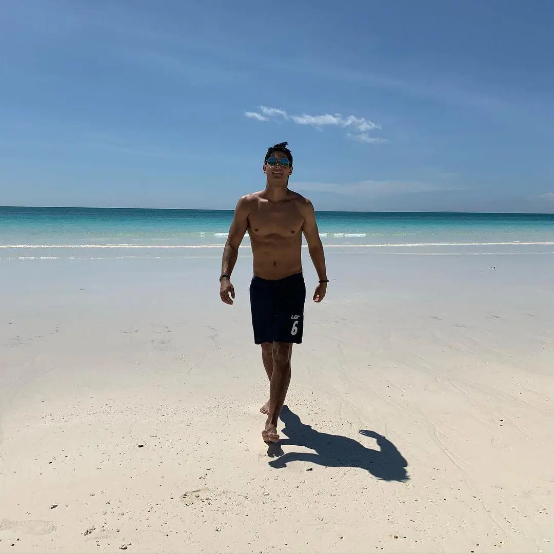Imagem mostra Daniel Matsunaga na praia