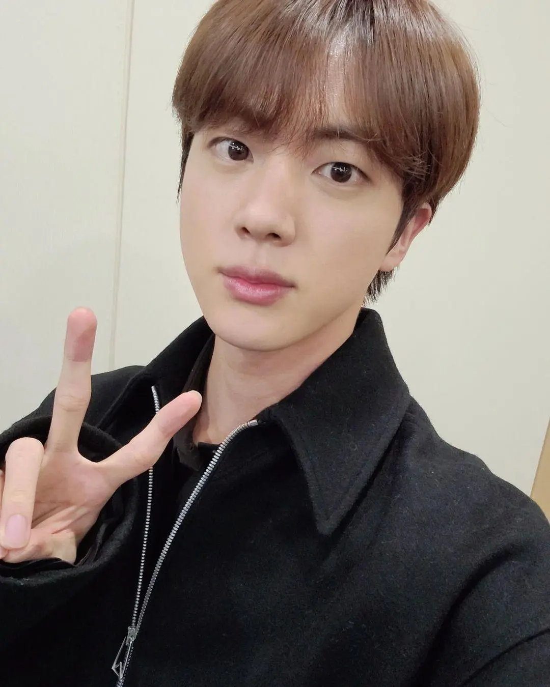 Imagem mostra rosto do cantor Jin, do BTS