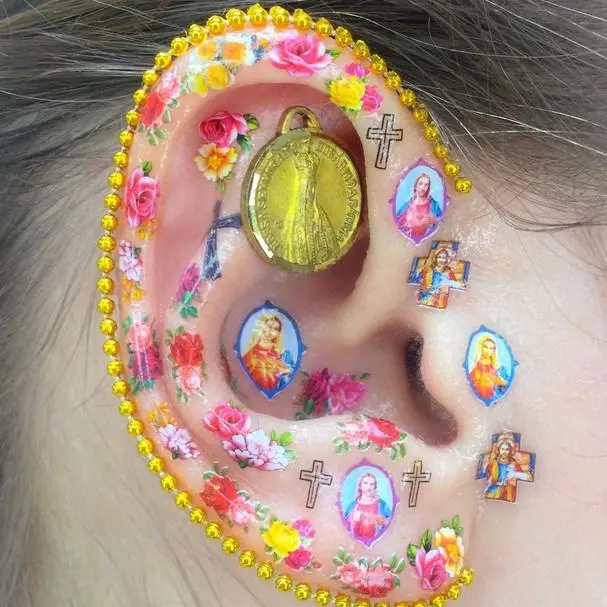 IMagem mostra maquiagem na orelha