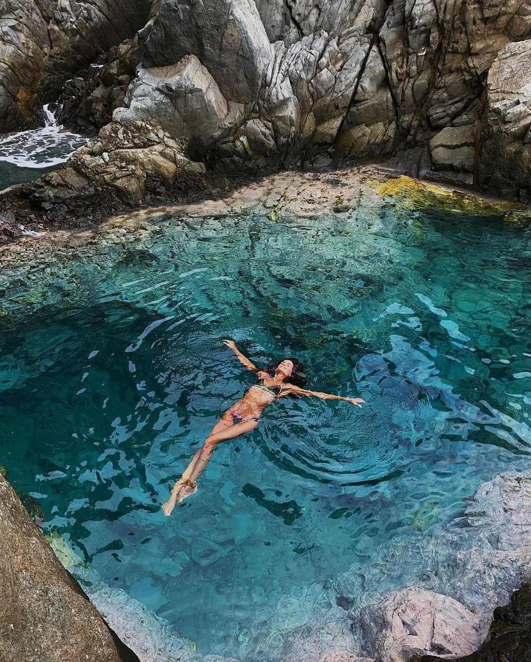 Imagem mostra Izabel Goulart em St Barth