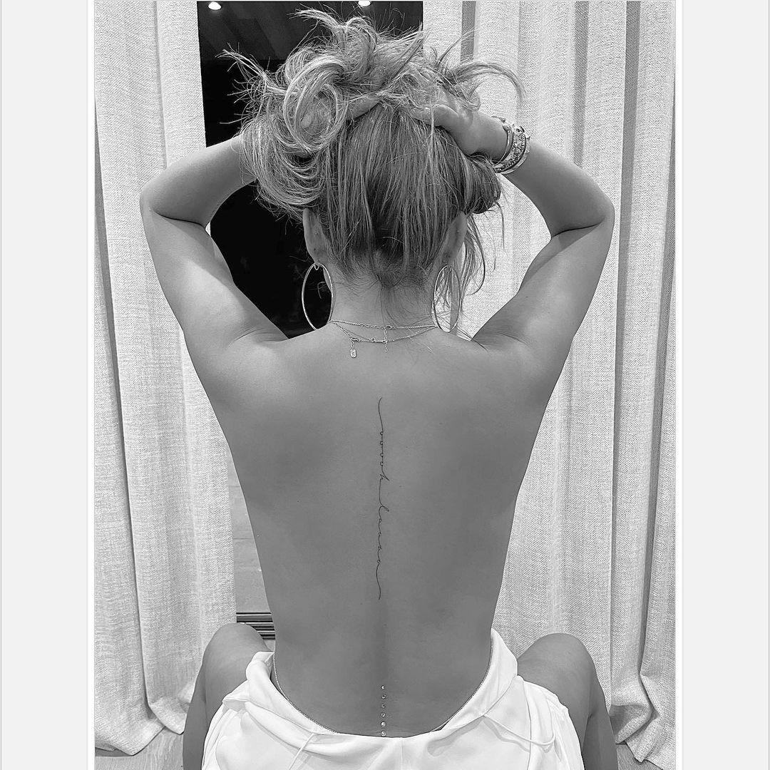 Chrissy Teigen tatua nas costas nome de música de John Legend Imagem mostra tatuagem de Chrissy Teigen