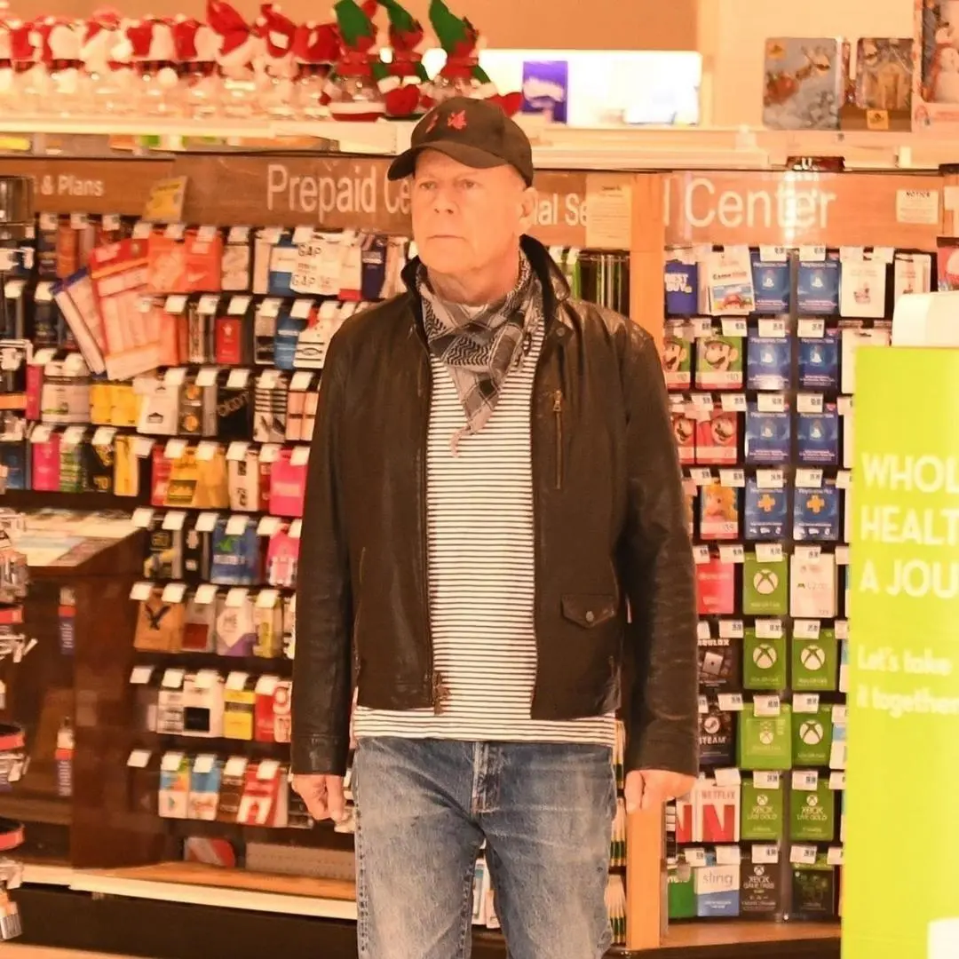 Na imagem o ator Bruce Willis flagrado sem máscara de proteção em farmácia