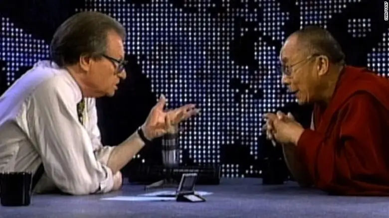 Imagem mostra entrevista de Larry King com Dalai Lama