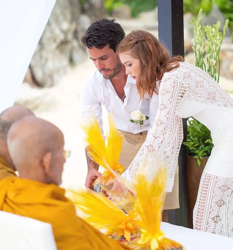 Imagem mostra benção budista de Marina Ruy Barbosa e Alexandre Negrão