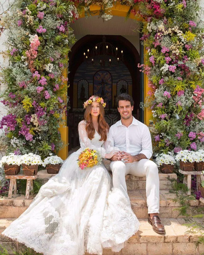 Imagem mostra casamento na capela de Marina Ruy Barbosa e Alexandre Negrão