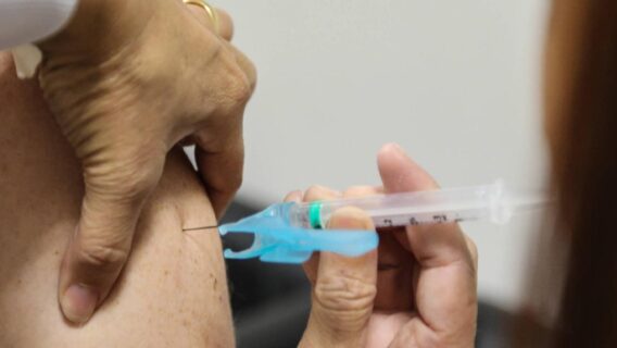 Entenda as diferenças entre a vacina de Oxford e a CoronaVac