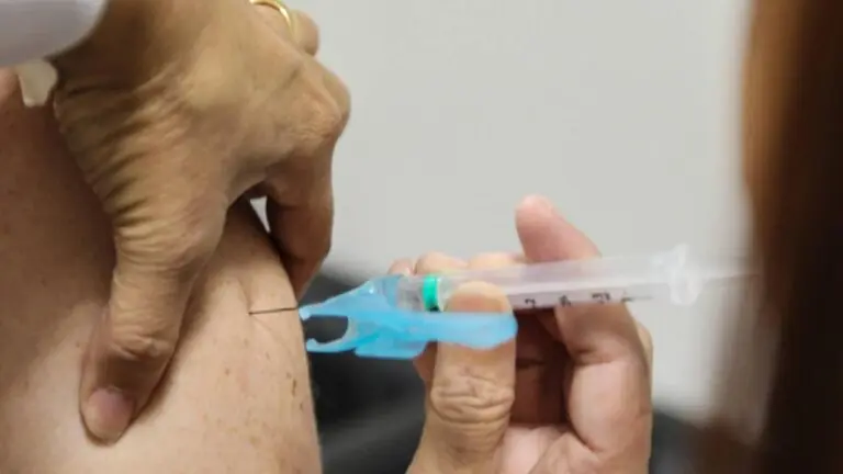 Entenda as diferenças entre a vacina de Oxford e a CoronaVac