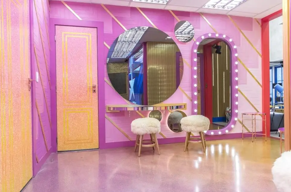 imagem mostra Banheiro com camarim BBB21