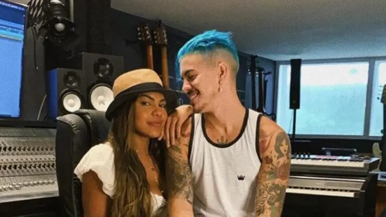 Tays Reis grávida de Biel? Cantora mostra teste de gravidez