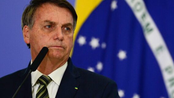 Bolsonaro afirma que forças armadas decidem se país vive na democracia