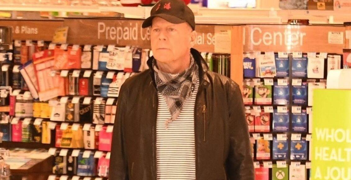 Na imagem o ator Bruce Willis flagrado sem máscara de proteção em farmácia
