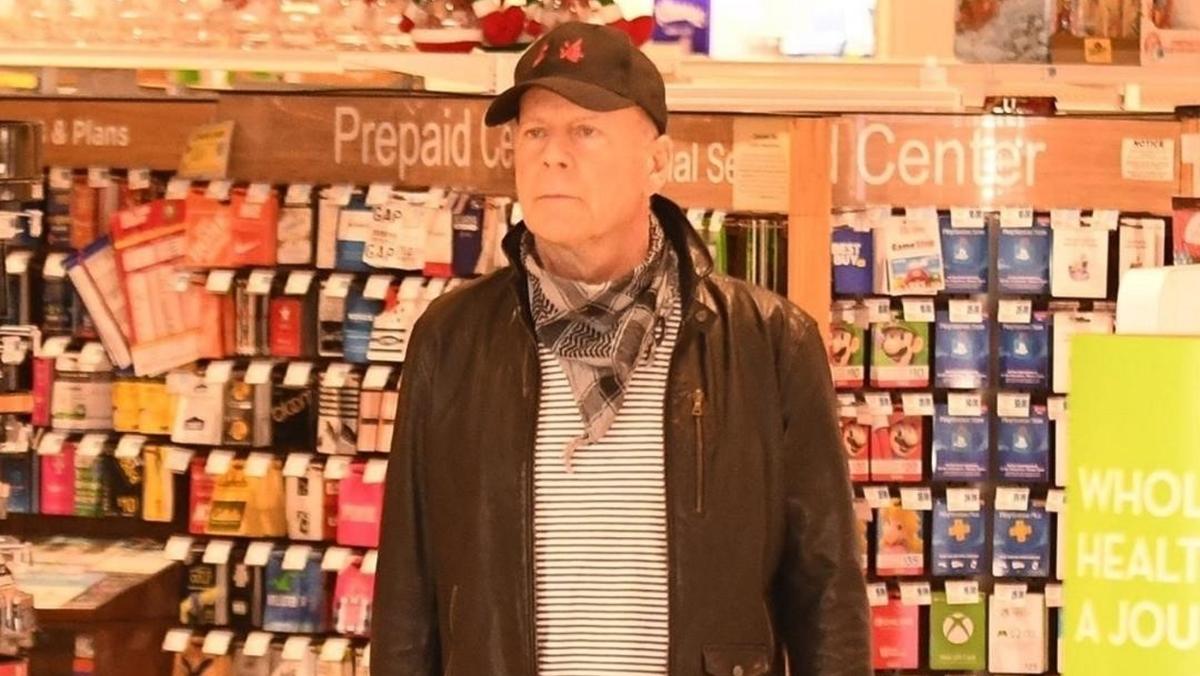 Na imagem o ator Bruce Willis flagrado sem máscara de proteção em farmácia
