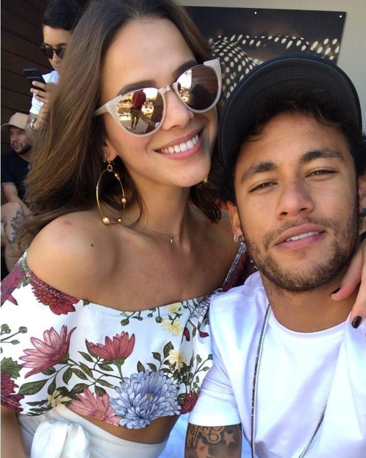 Na imagem o ex-casal Bruna Marquezine e Neymar, o shipper 'Brumar'