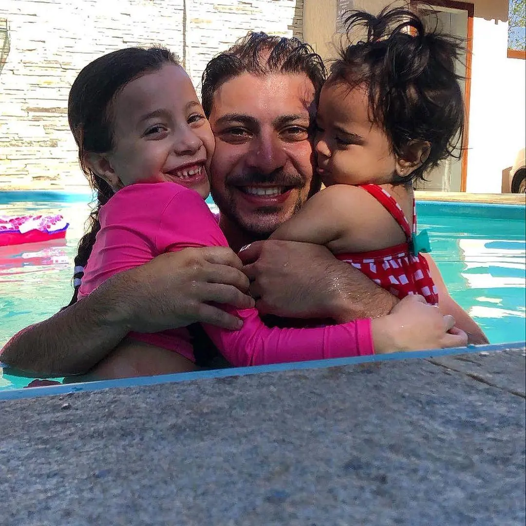 Na imagem Caio no BBB 21 com filhas