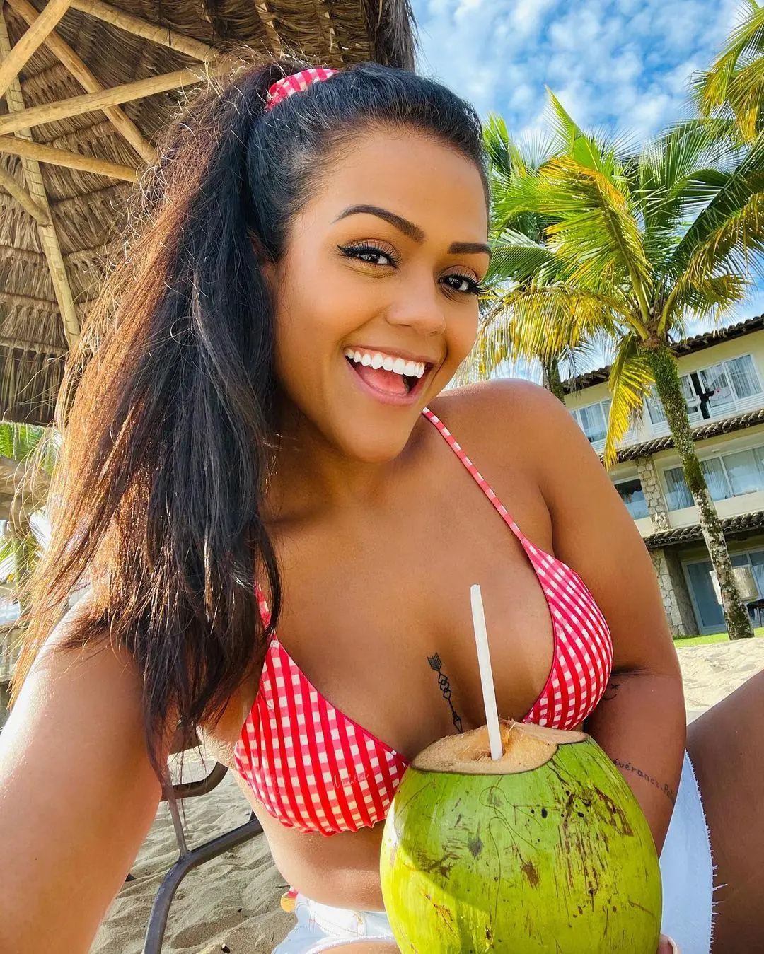 Na imagem Camila Loures