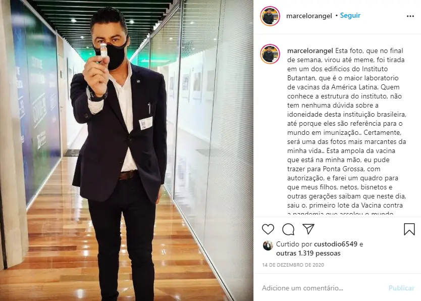 Imagem mostra ex-prefeito de Ponta Grossa Marcelo Rangel com frasco de Coronavac