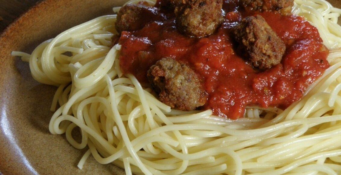 Imagem mostra prato de espaguete com almôndegas