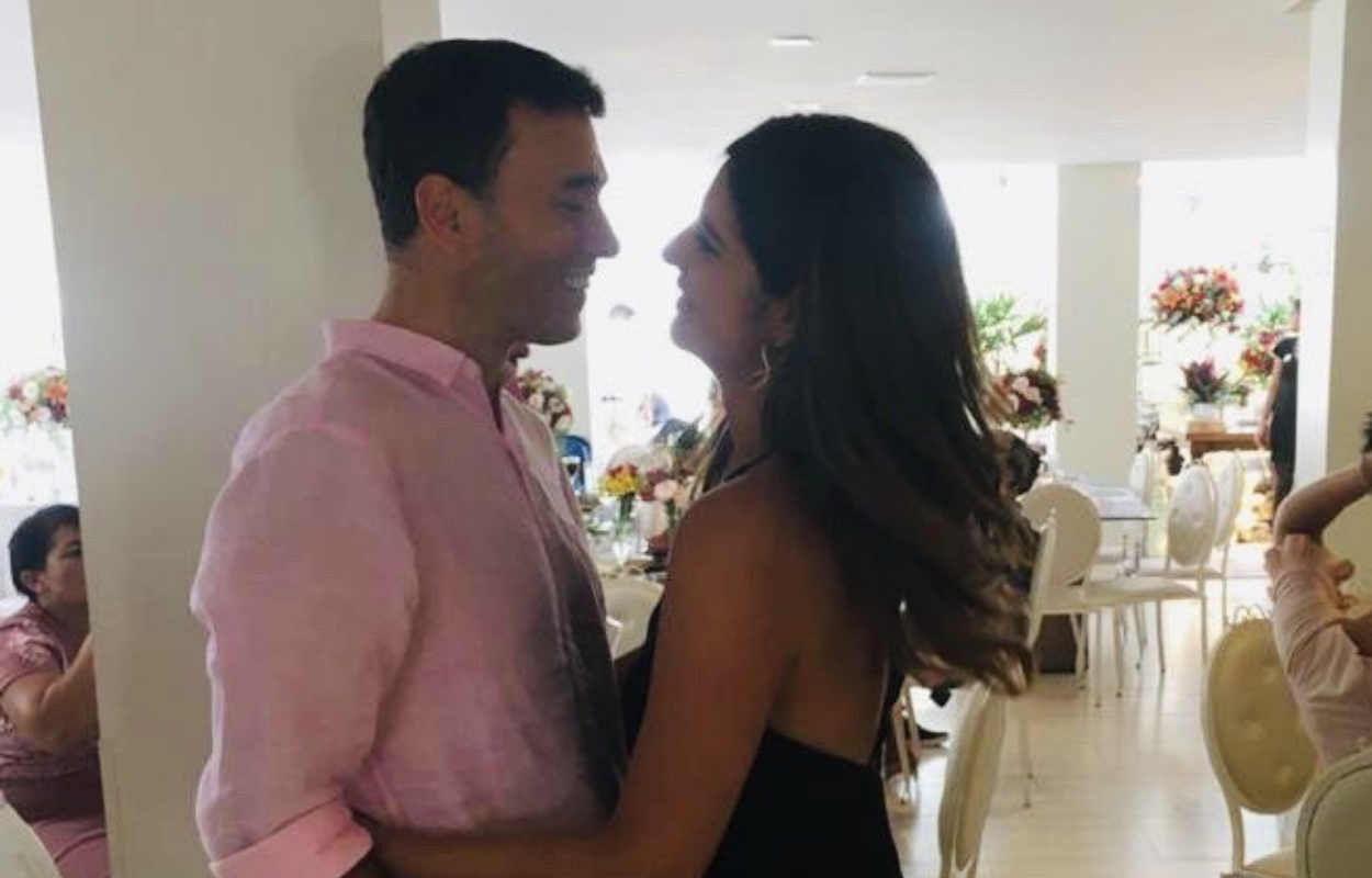 Imagem mostra Andréia Sadi e André Risek juntos