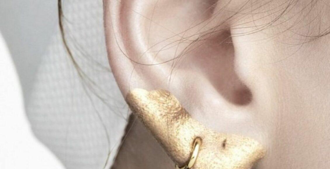Imagem mostra maquiagem na orelha