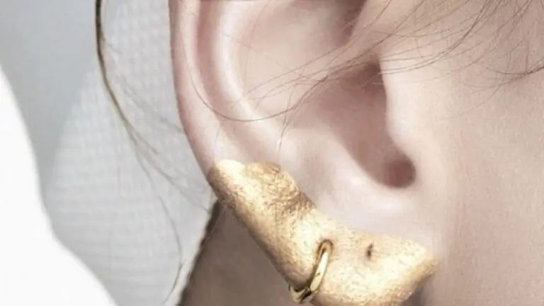 Maquiagem na orelha: será que a moda das redes sociais pega?