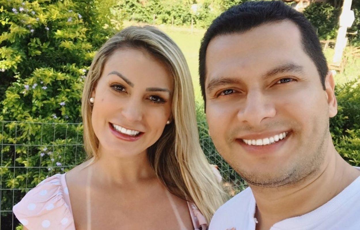 Imagem mostra Andressa Urach ao lado do marido