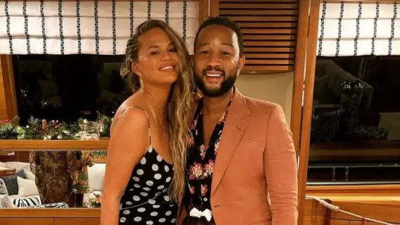 Chrissy Teigen tatua nas costas nome de música de John Legend