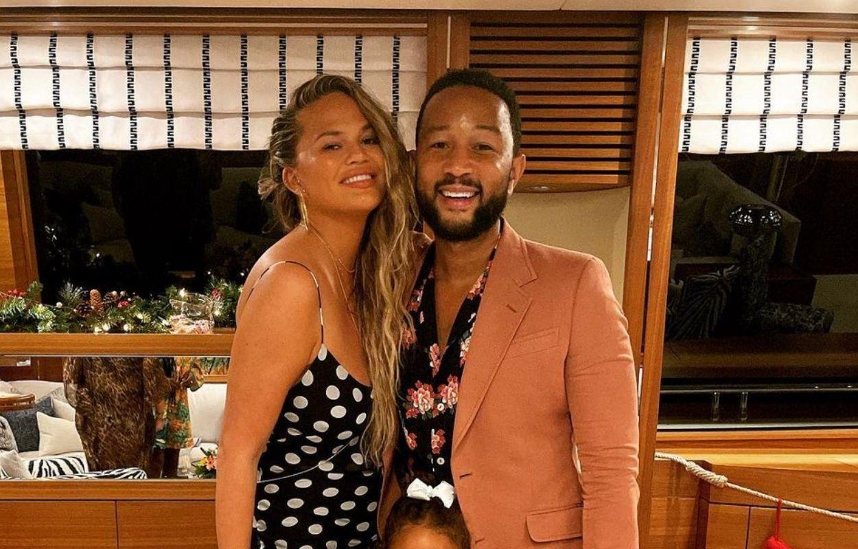 Imagem mostra Chrissy Teigen e John Legend