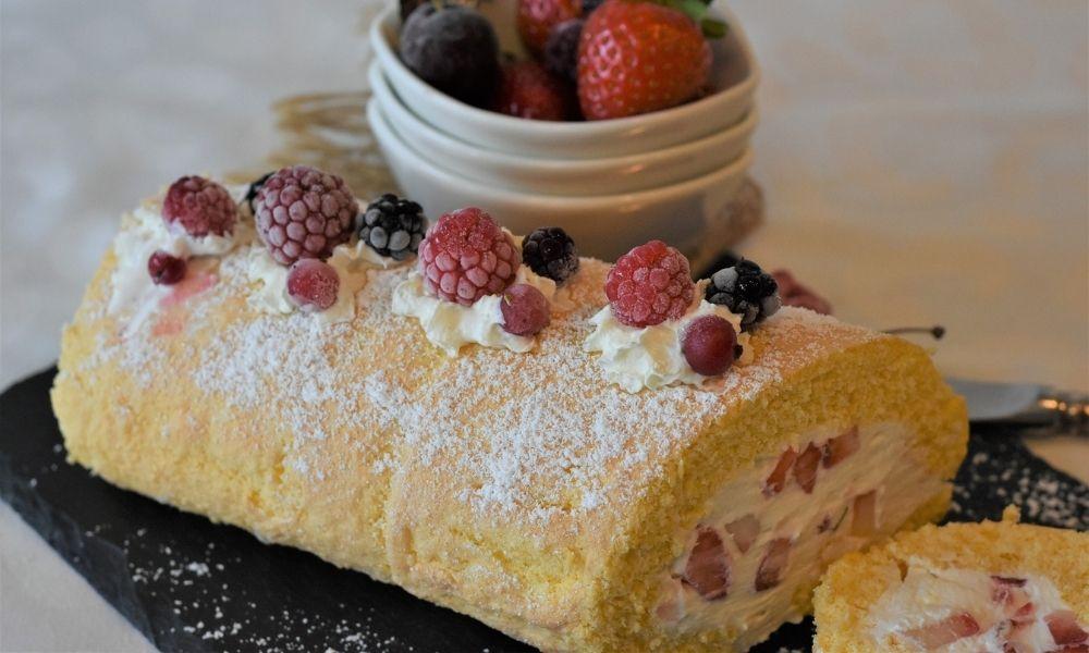 Imagem mostra rocambole com frutas e creme