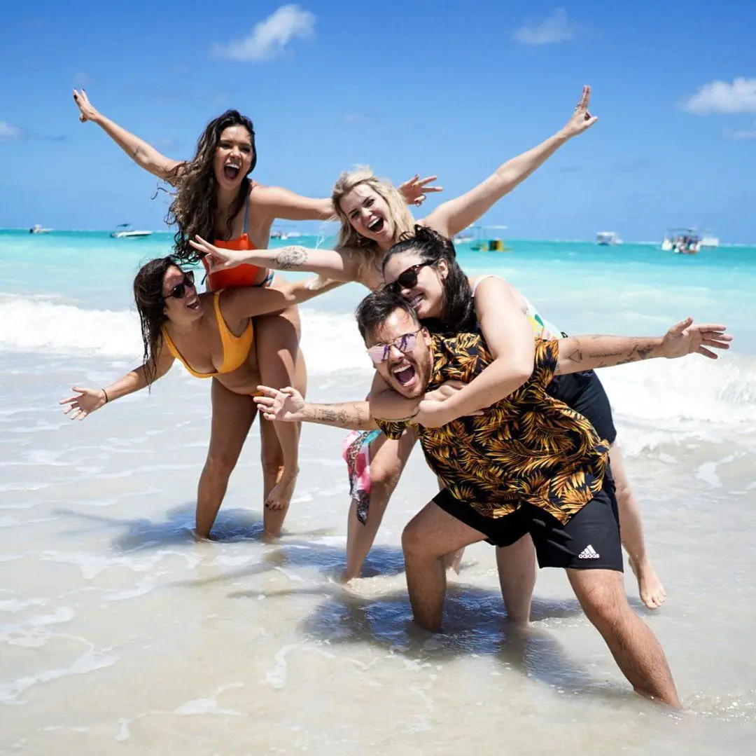 Imagem mostra a ex-BBB Marcela e Luiza com amigos em Maragogi