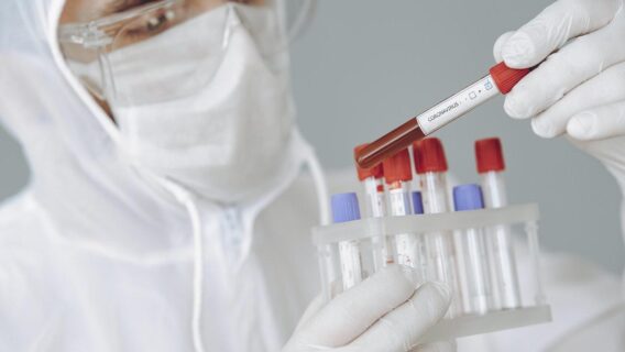 Mesmo após ser vacinado, enfermeiro testa positivo para covid-19