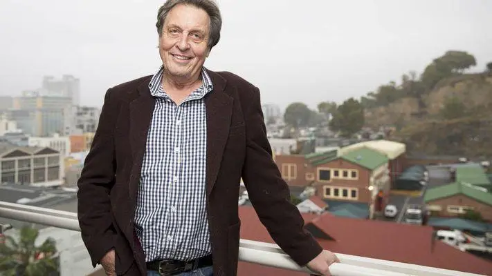 Imagem mostra o engenheiro e empresário Errol Musk em matéria sobre a família de Elon Musk