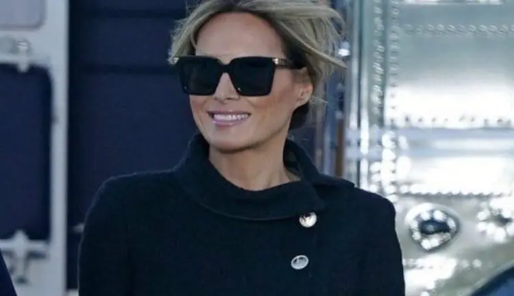 Melania Trump deixa Casa Branca com sorriso e bota de R$ 265 mil