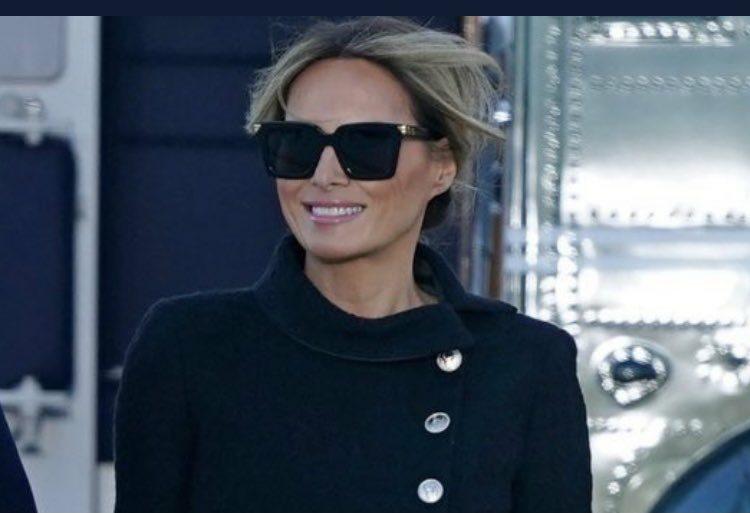 Imagem mostra Melania Trump sorrindo na saída da Casa Branca